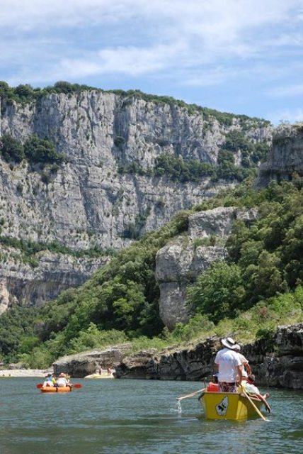 Descente des Gorges de l\'Ardèche en barque